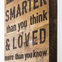 Wallity Braver Stronger Smarter Loved Escultura de pared de madera Nogal y negro